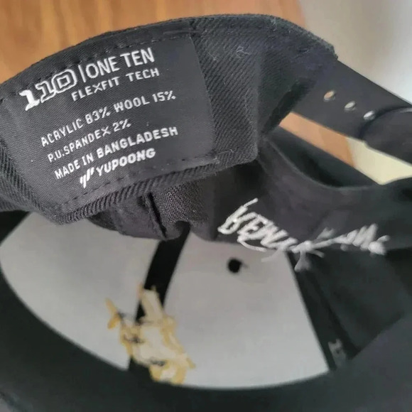 Remy Martin Baseball Hat NWT Cognac 110 Flex Fit SnapBack Black Gold Embroidered - Picture 3 of 3